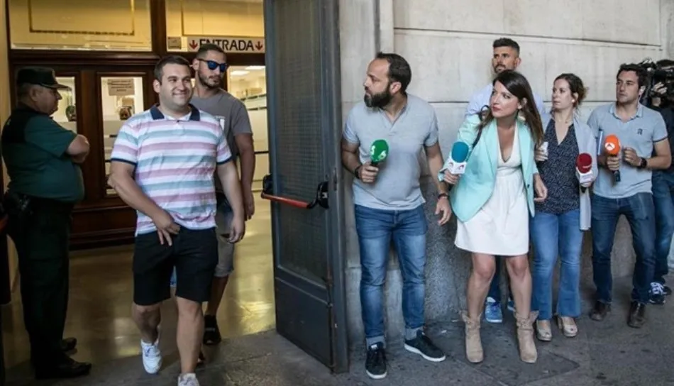 Algunos de los integrantes de este grupo, junto a periodistas de medios nacionales. Foto de Europa Press