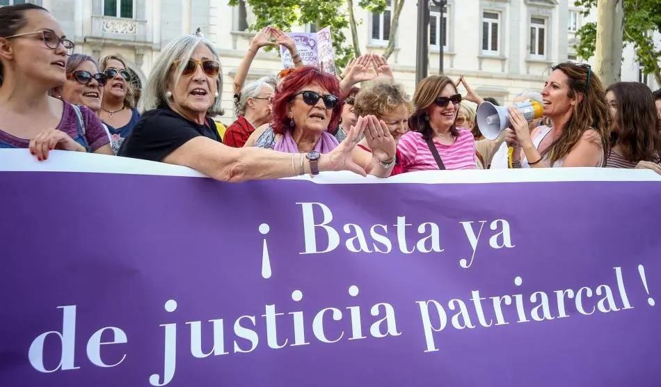 Manifestantes ante el Supremo. Foto de Ricardo Rubio, Europa Press