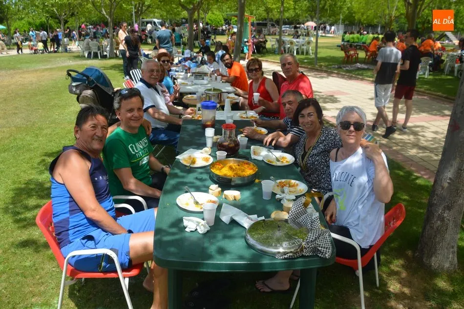 Foto 3 - En torno a 5000 personas degustan la paella festiva en Cabrerizos