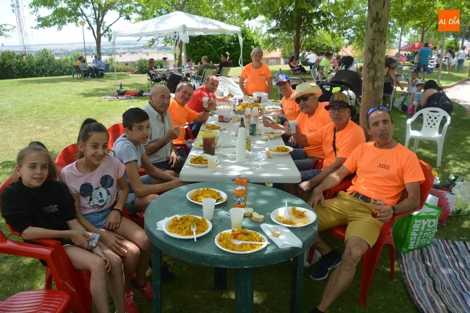 Foto 2 - En torno a 5000 personas degustan la paella festiva en Cabrerizos