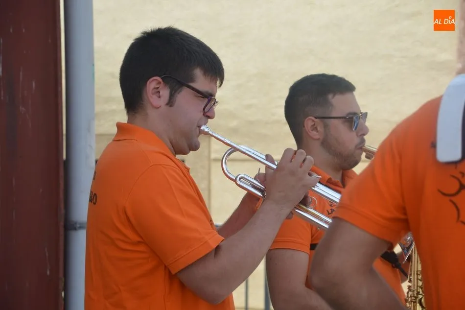 Foto 6 - Palacios del Arzobispo afronta su segundo d&iacute;a de fiesta con la charanga Manliao y comida popular
