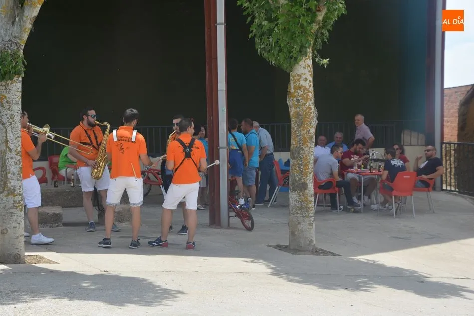 Foto 5 - Palacios del Arzobispo afronta su segundo d&iacute;a de fiesta con la charanga Manliao y comida popular