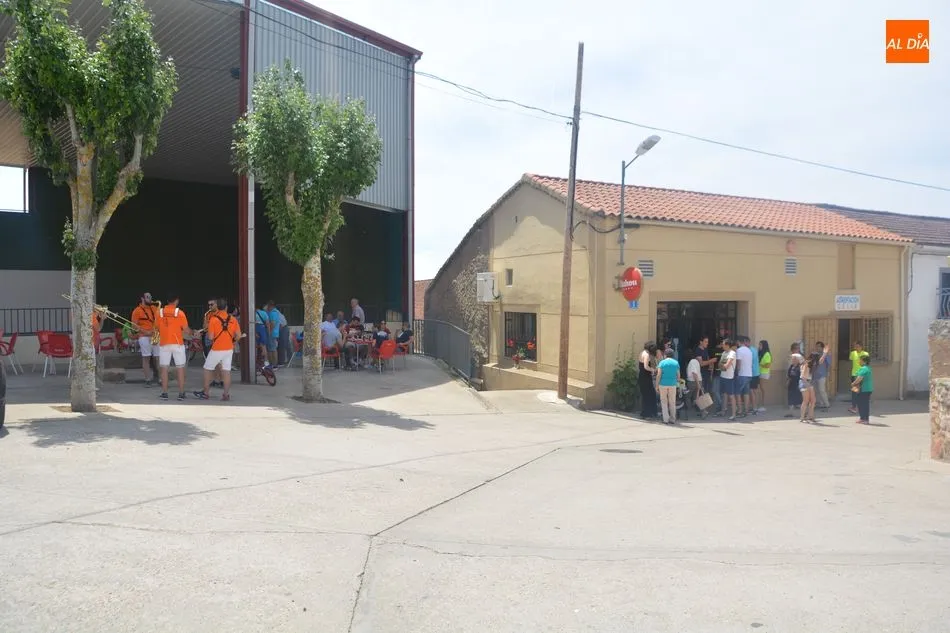 Foto 4 - Palacios del Arzobispo afronta su segundo d&iacute;a de fiesta con la charanga Manliao y comida popular