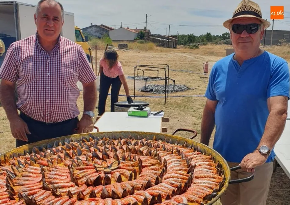 El alcalde, Julián Martín, y el teniente de alcalde, Ismael Silva, durante la paella en Cabeza de Framontanos