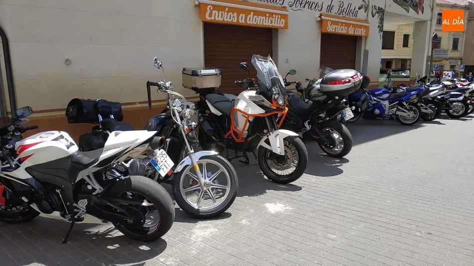 Foto 5 - La Concentraci&oacute;n Motera Pata Negra ya calienta motores por toda la villa