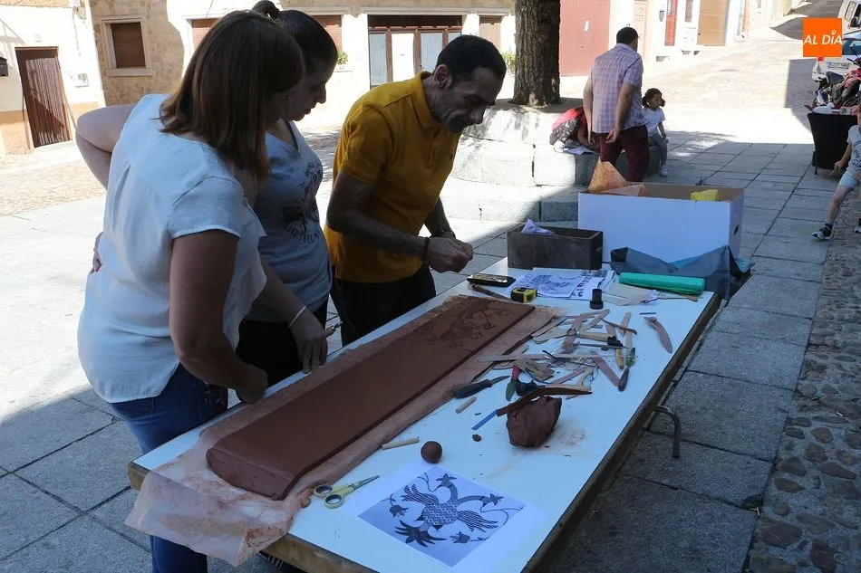 Foto 8 - El Bordado Serrano destaca en la Escuela de Alcaldes de San Esteban de la Sierra