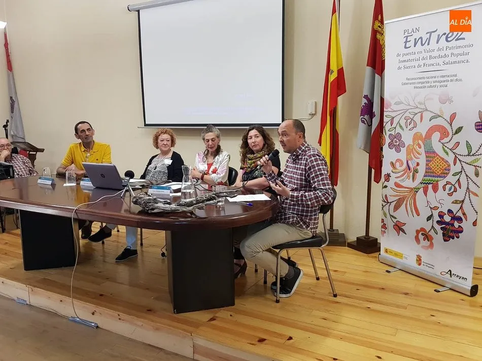 Foto 7 - El Bordado Serrano destaca en la Escuela de Alcaldes de San Esteban de la Sierra