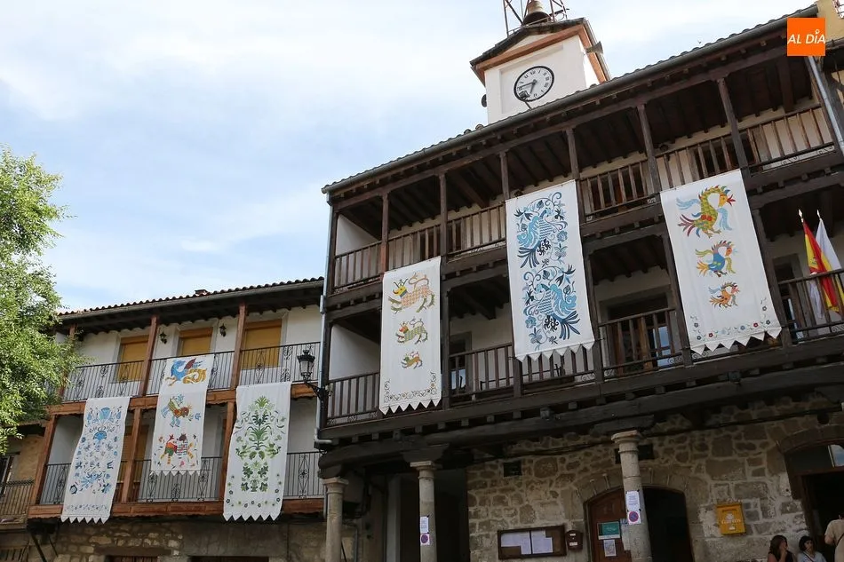 Foto 6 - El Bordado Serrano destaca en la Escuela de Alcaldes de San Esteban de la Sierra