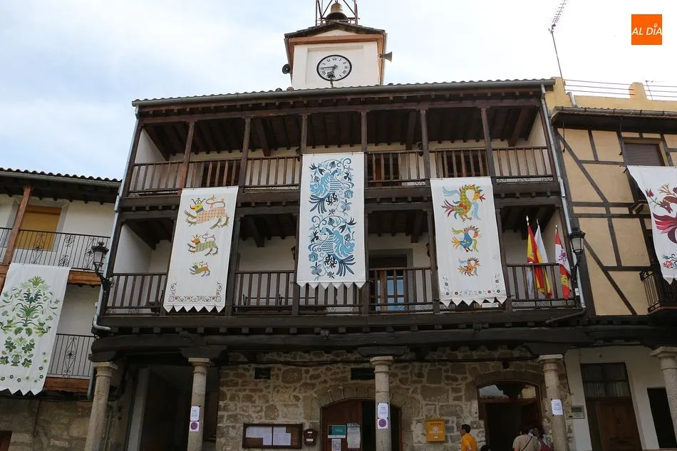 Foto 4 - El Bordado Serrano destaca en la Escuela de Alcaldes de San Esteban de la Sierra