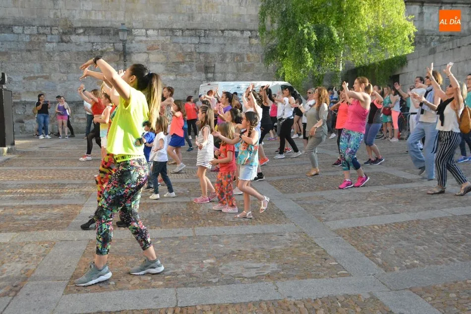 Foto 6 - Los salmantinos bailan por la paz