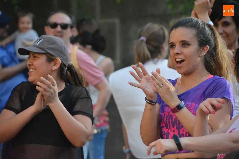 Foto 5 - Los salmantinos bailan por la paz