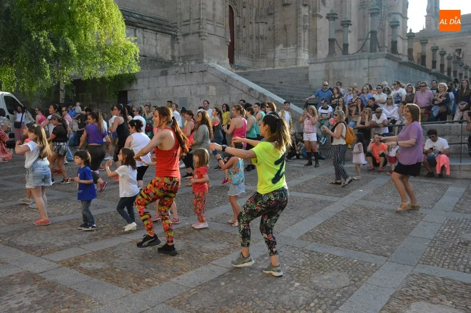 Foto 4 - Los salmantinos bailan por la paz