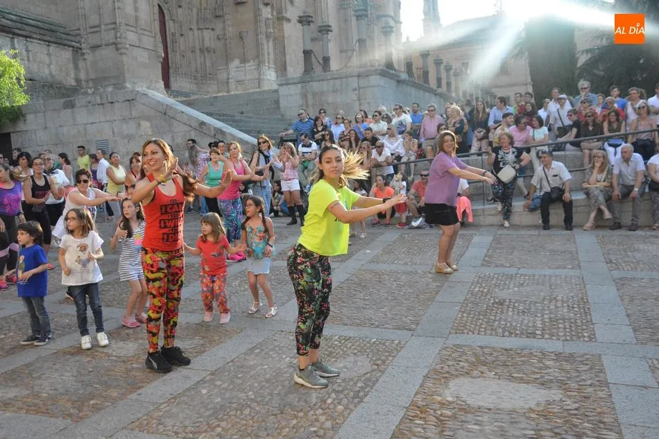 Foto 3 - Los salmantinos bailan por la paz