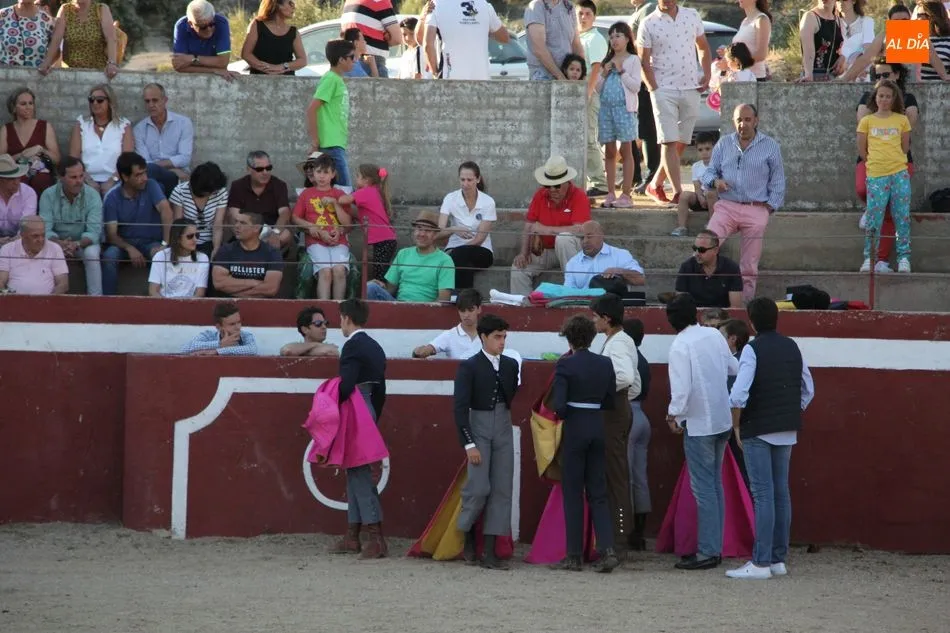 Foto 2 - Entretenido tentadero en Rollanejo con alumnos de la Escuela de Tauromaquia de Salamanca  