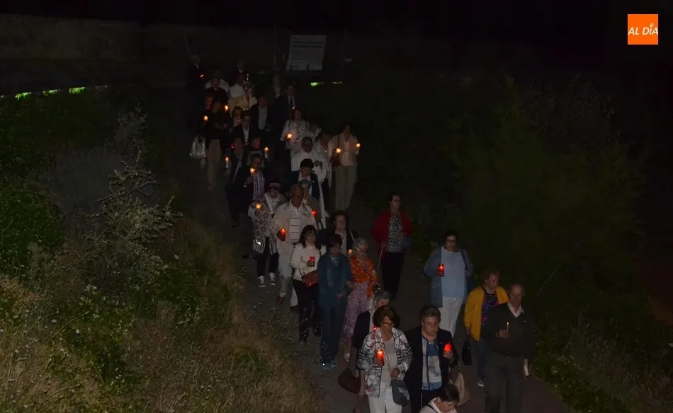 Foto 10 - Medio centenar de personas acompa&ntilde;a al Sant&iacute;simo en su salida nocturna a la Muralla  