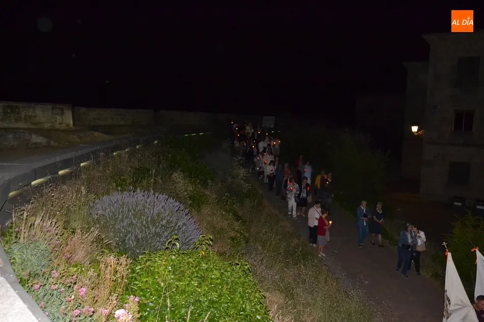 Foto 11 - Medio centenar de personas acompa&ntilde;a al Sant&iacute;simo en su salida nocturna a la Muralla  