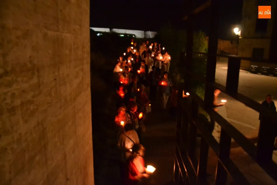 Foto 9 - Medio centenar de personas acompa&ntilde;a al Sant&iacute;simo en su salida nocturna a la Muralla  