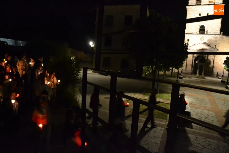Foto 8 - Medio centenar de personas acompa&ntilde;a al Sant&iacute;simo en su salida nocturna a la Muralla  