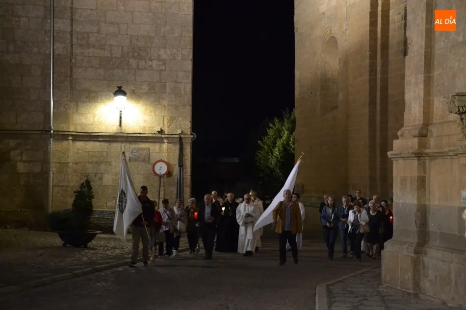 Foto 7 - Medio centenar de personas acompa&ntilde;a al Sant&iacute;simo en su salida nocturna a la Muralla  