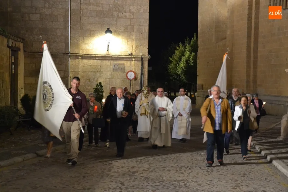 Foto 6 - Medio centenar de personas acompa&ntilde;a al Sant&iacute;simo en su salida nocturna a la Muralla  