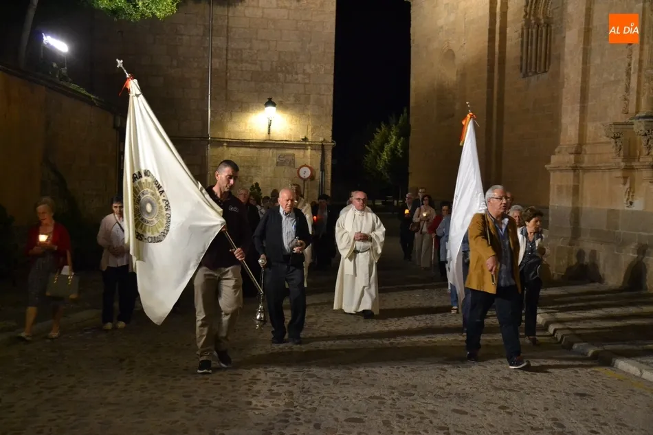 Foto 5 - Medio centenar de personas acompa&ntilde;a al Sant&iacute;simo en su salida nocturna a la Muralla  
