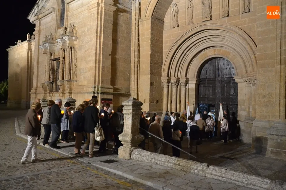Foto 2 - Medio centenar de personas acompa&ntilde;a al Sant&iacute;simo en su salida nocturna a la Muralla  