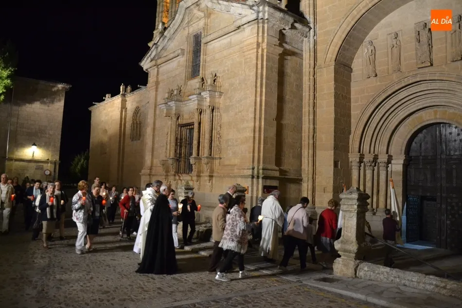 Foto 4 - Medio centenar de personas acompa&ntilde;a al Sant&iacute;simo en su salida nocturna a la Muralla  