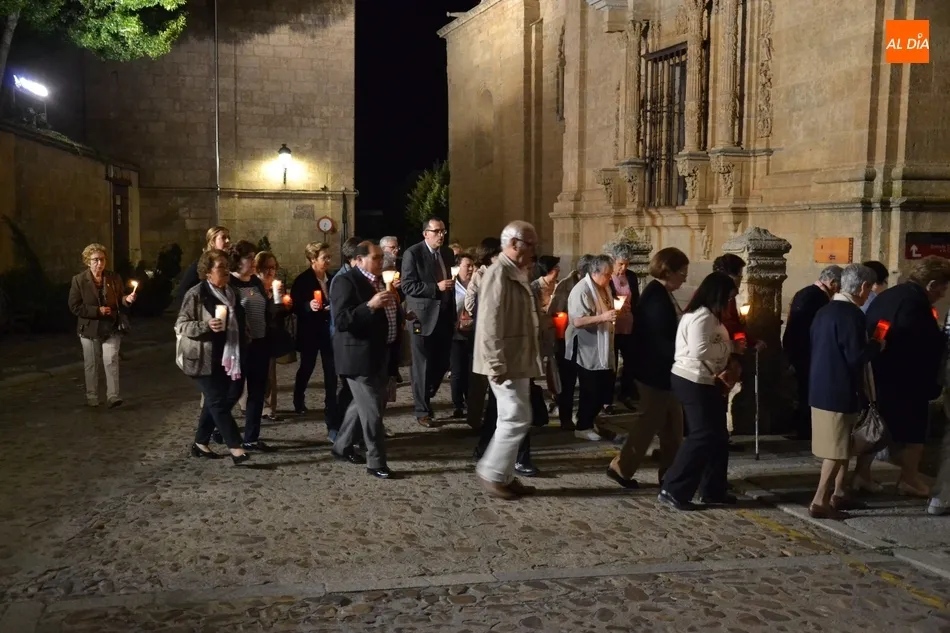 Foto 3 - Medio centenar de personas acompa&ntilde;a al Sant&iacute;simo en su salida nocturna a la Muralla  