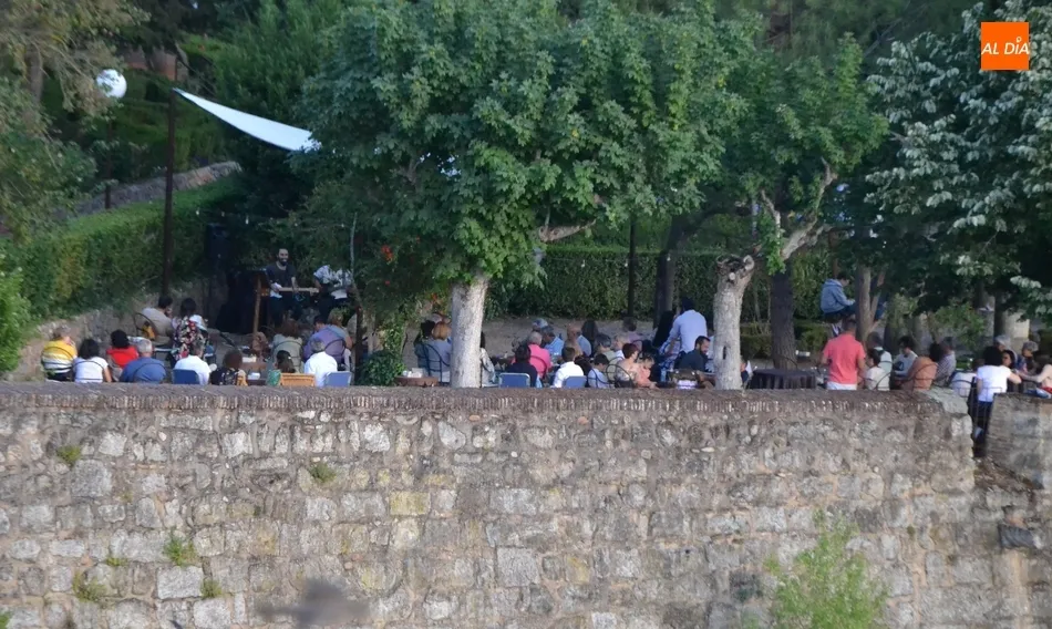 Foto 6 - El Parador da la bienvenida al verano con la m&uacute;sica de Cardoso  