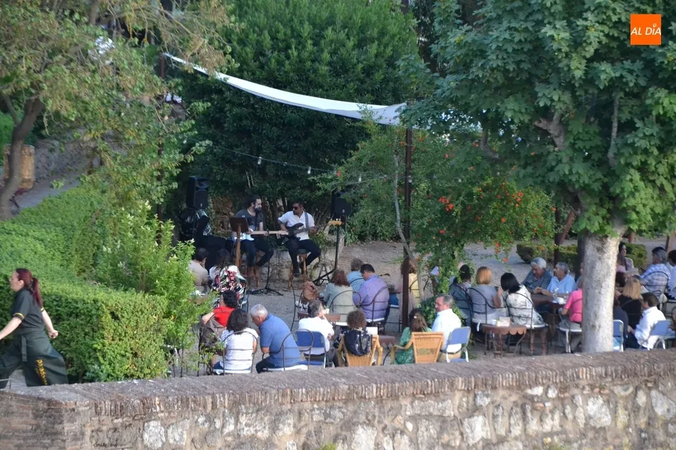 Foto 4 - El Parador da la bienvenida al verano con la m&uacute;sica de Cardoso  