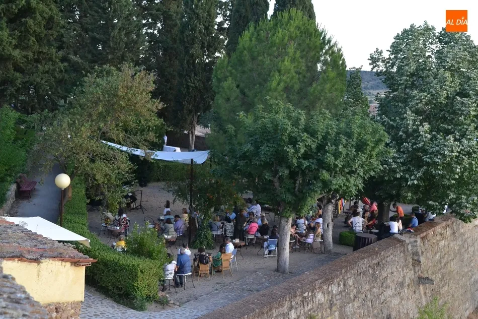 Foto 3 - El Parador da la bienvenida al verano con la m&uacute;sica de Cardoso  