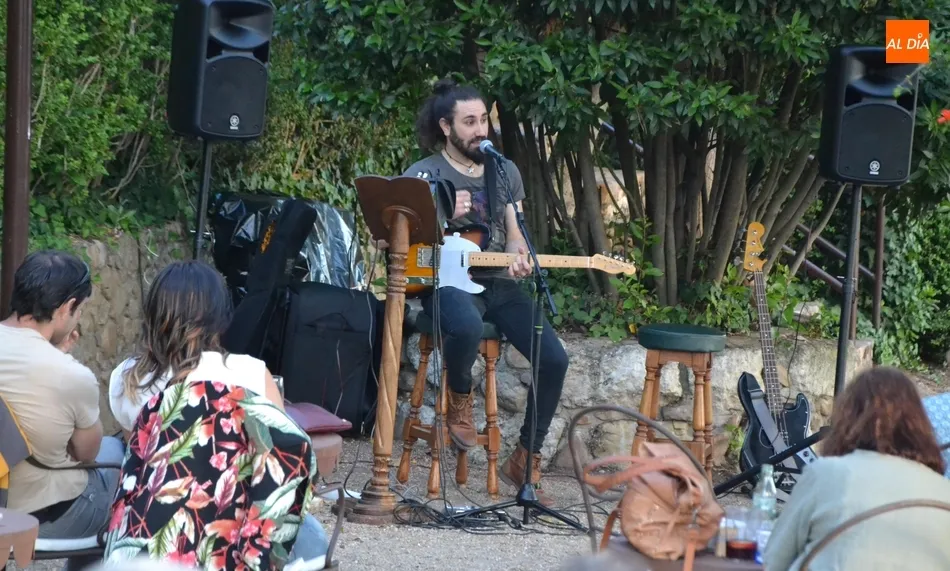 Foto 8 - El Parador da la bienvenida al verano con la m&uacute;sica de Cardoso  
