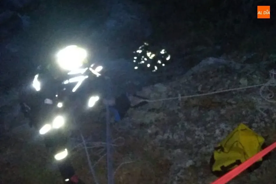 Foto 6 - Los bomberos rescatan a un joven junto al cauce del r&iacute;o &Aacute;gueda en el Puente de los Franceses  