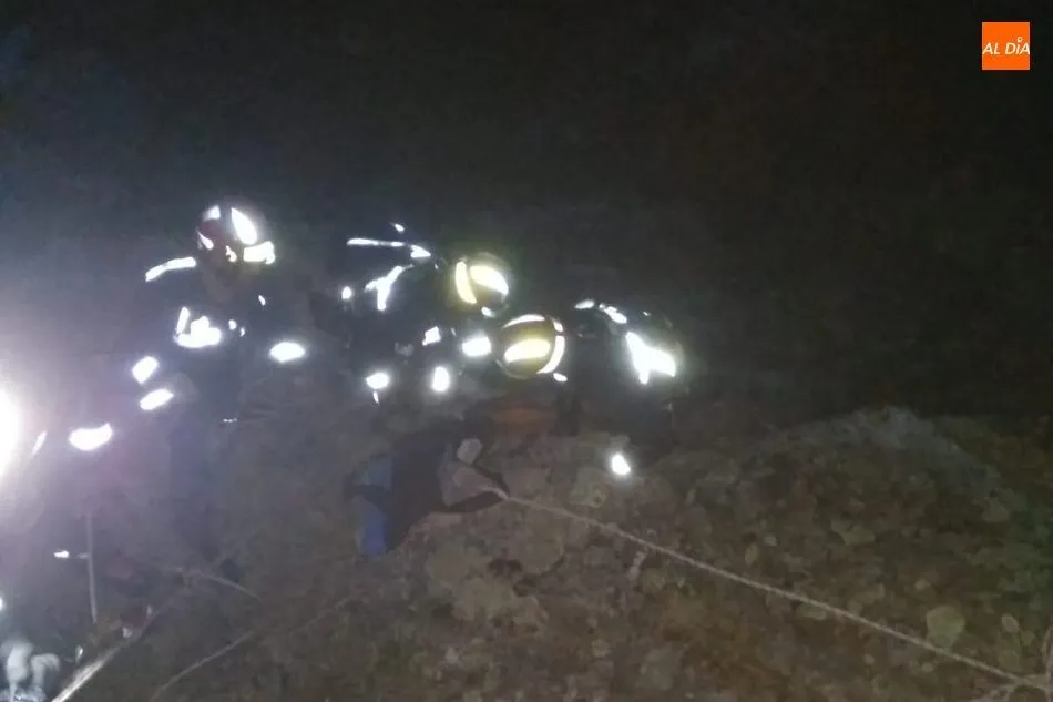 Foto 5 - Los bomberos rescatan a un joven junto al cauce del r&iacute;o &Aacute;gueda en el Puente de los Franceses  