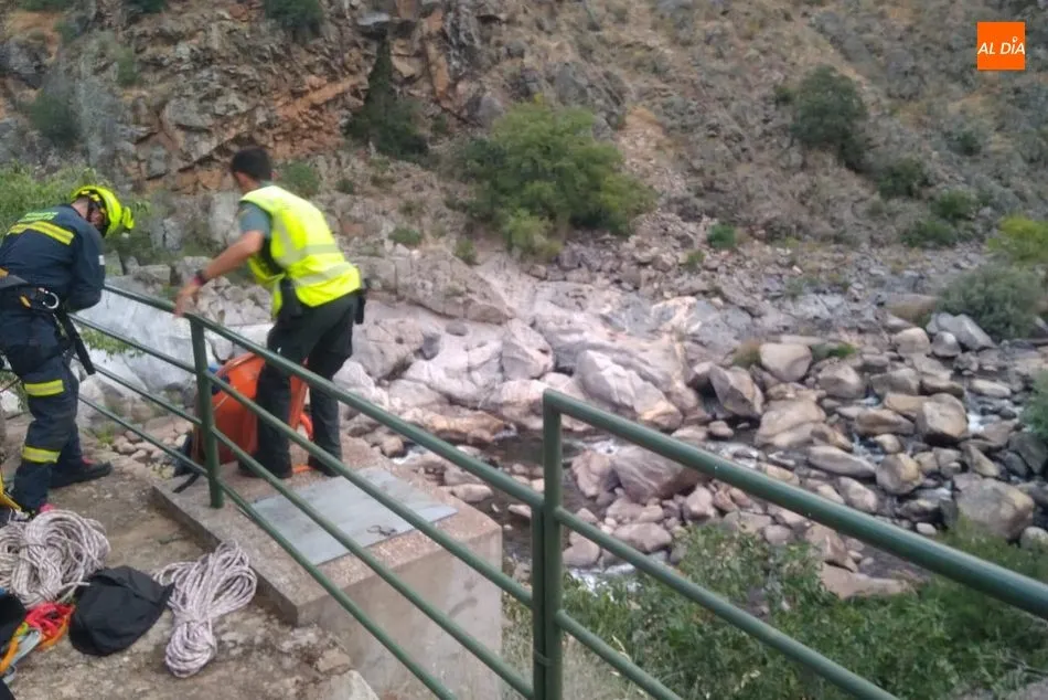 Foto 4 - Los bomberos rescatan a un joven junto al cauce del r&iacute;o &Aacute;gueda en el Puente de los Franceses  