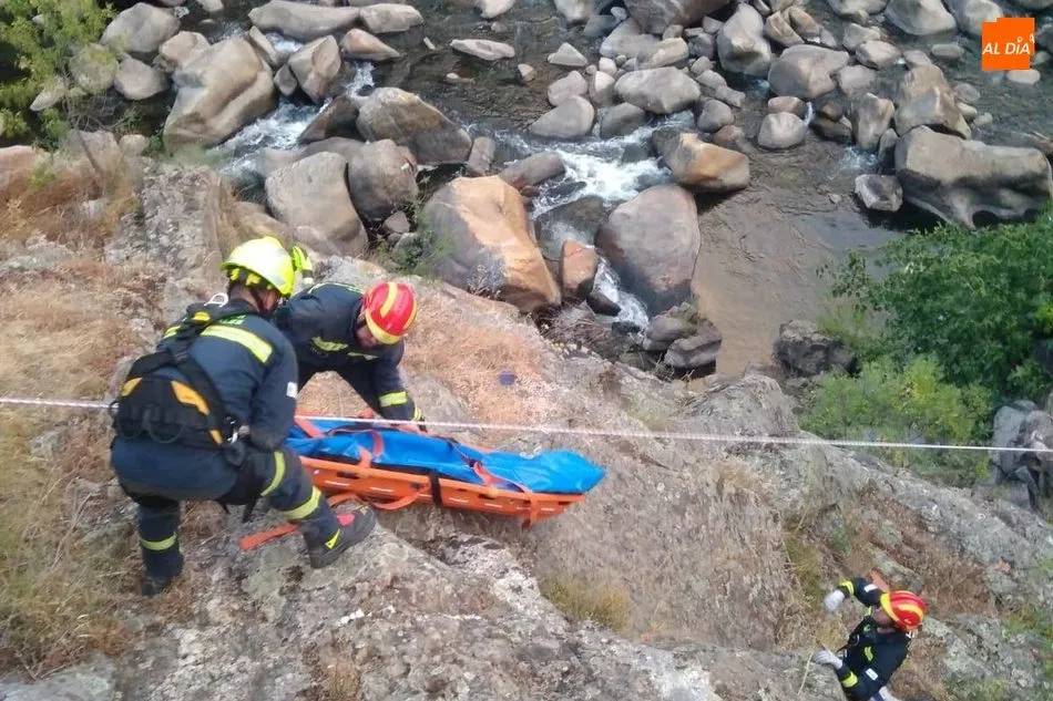 Foto 3 - Los bomberos rescatan a un joven junto al cauce del r&iacute;o &Aacute;gueda en el Puente de los Franceses  