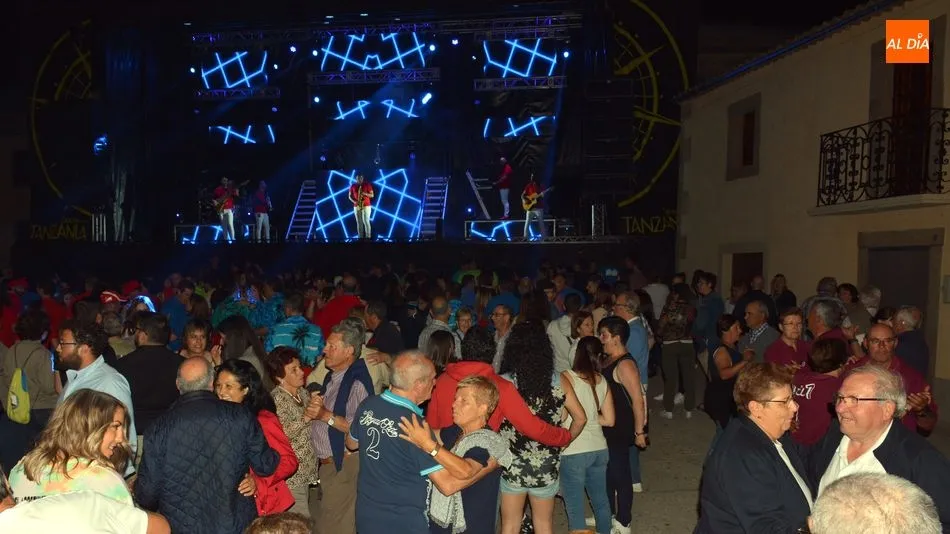 Foto 8 - El preg&oacute;n y el nombramiento de Damas de las Fiestas abre una animada noche en Hinojosa de Duero