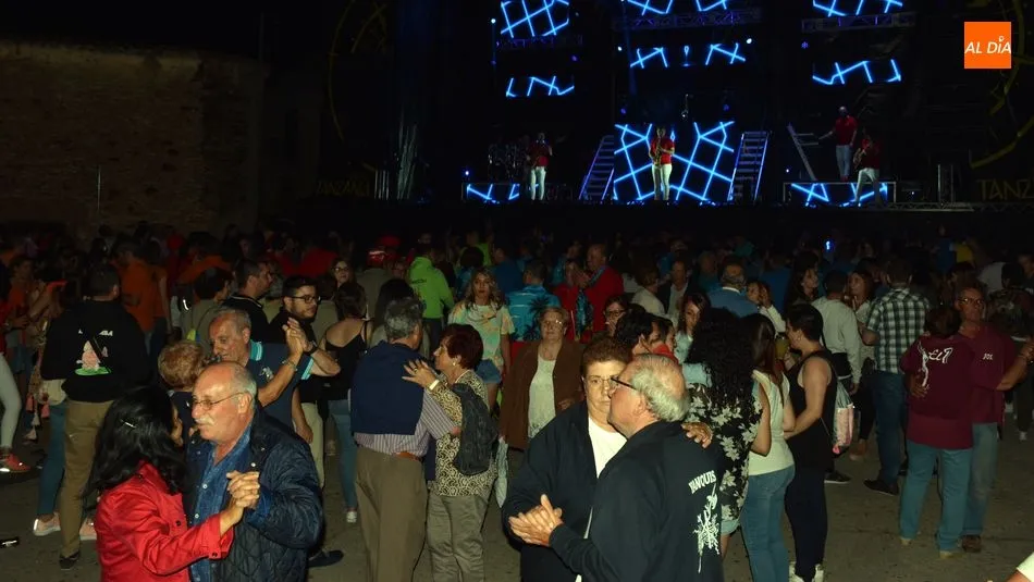 Foto 5 - El preg&oacute;n y el nombramiento de Damas de las Fiestas abre una animada noche en Hinojosa de Duero