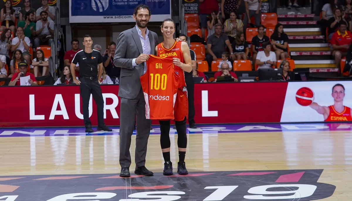 Laura Gil, con su camiseta conmemorativa por los 100 partidos / TWITTER