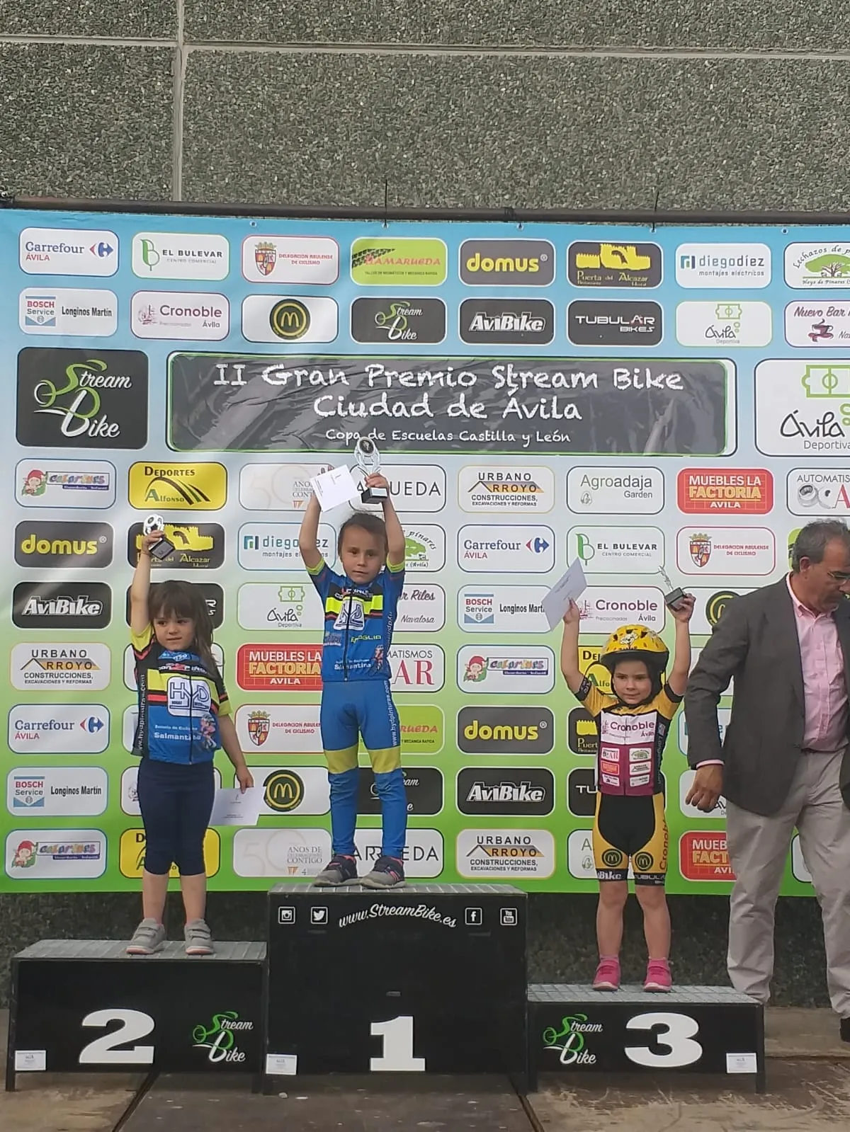 Foto 2 - La victoria de Salma Dom&iacute;nguez y cuatro podios m&aacute;s, el balance de la Escuela de Ciclismo...