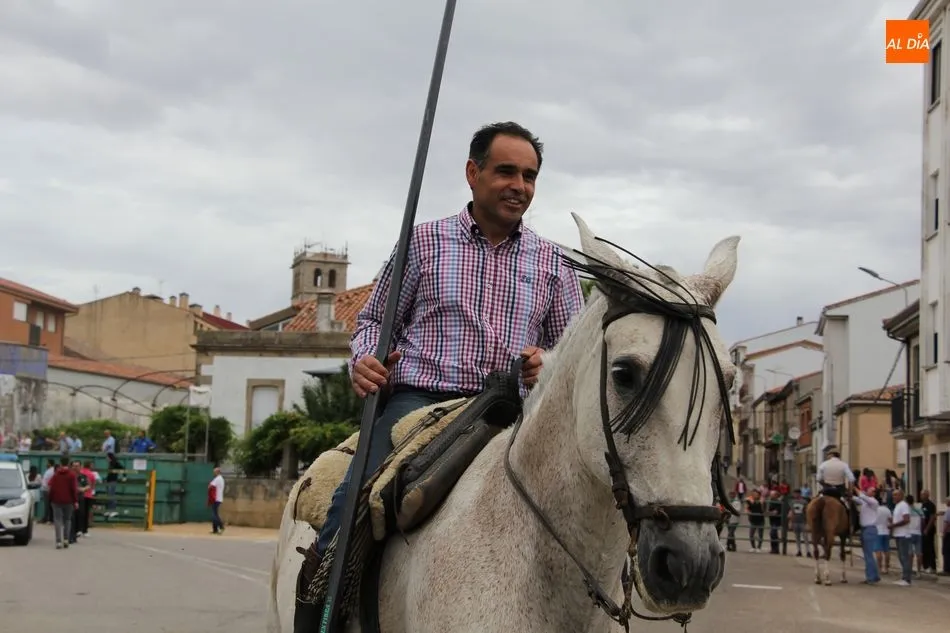 Foto 10 - Bonito encierro a caballo en el d&iacute;a m&aacute;s taurino del Corpus de Vitigudino  