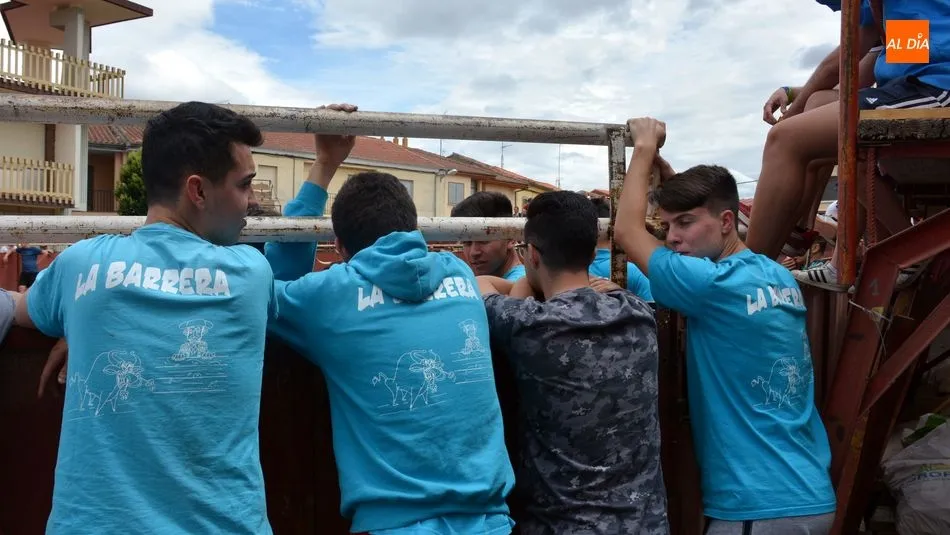 Foto 8 - Un encierro a caballo abre los festejos taurinos del Dia de las Cabestras en Hinojosa de Duero