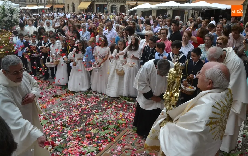 Unos 40 niños de 1ª Comunión participan en la procesión del Santísimo, a la que regresa el...
