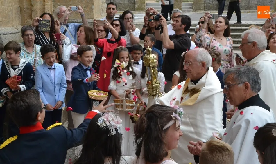 Foto 10 - Unos 40 ni&ntilde;os de 1&ordf; Comuni&oacute;n participan en la procesi&oacute;n del Sant&iacute;simo, a la que regresa el...