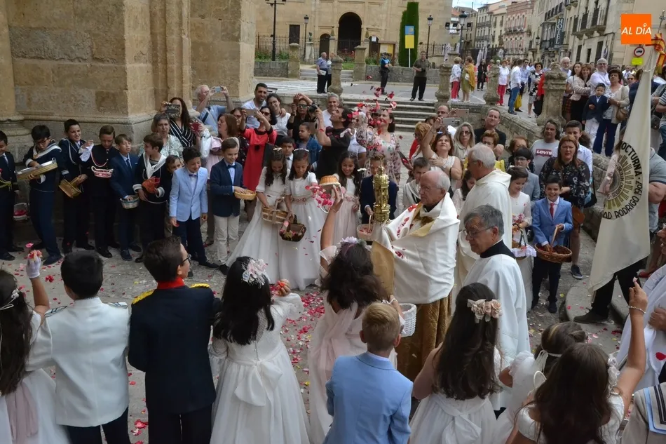 Foto 11 - Unos 40 ni&ntilde;os de 1&ordf; Comuni&oacute;n participan en la procesi&oacute;n del Sant&iacute;simo, a la que regresa el...