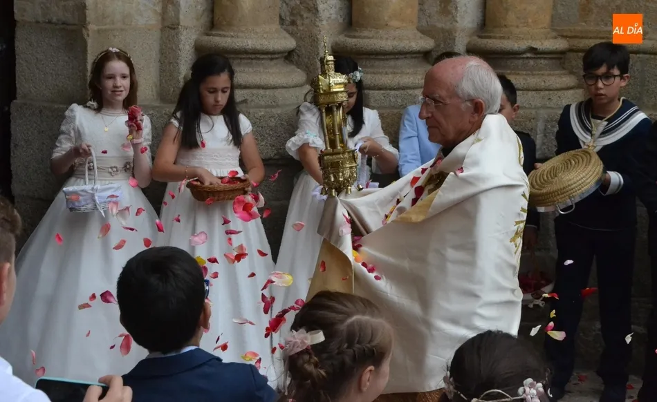 Foto 7 - Unos 40 ni&ntilde;os de 1&ordf; Comuni&oacute;n participan en la procesi&oacute;n del Sant&iacute;simo, a la que regresa el...