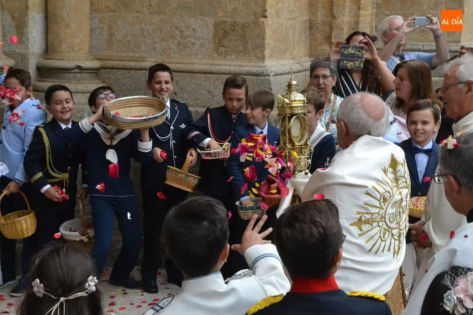 Foto 9 - Unos 40 ni&ntilde;os de 1&ordf; Comuni&oacute;n participan en la procesi&oacute;n del Sant&iacute;simo, a la que regresa el...
