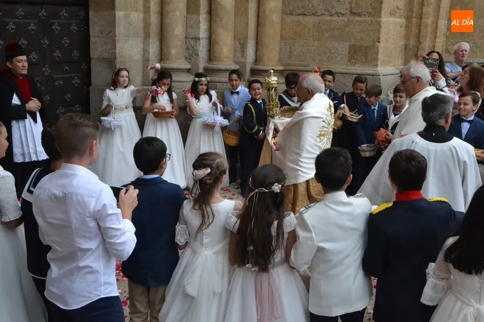 Foto 8 - Unos 40 ni&ntilde;os de 1&ordf; Comuni&oacute;n participan en la procesi&oacute;n del Sant&iacute;simo, a la que regresa el...