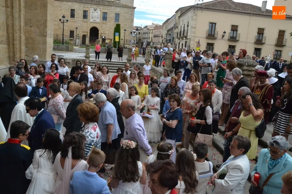 Foto 6 - Unos 40 ni&ntilde;os de 1&ordf; Comuni&oacute;n participan en la procesi&oacute;n del Sant&iacute;simo, a la que regresa el...