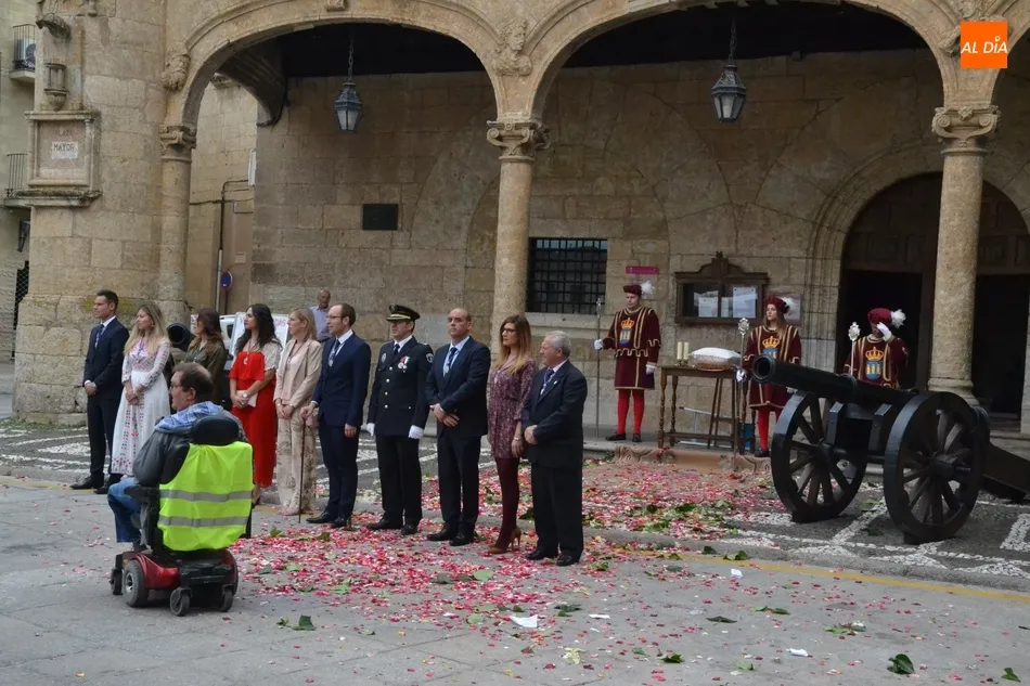 Foto 4 - Unos 40 ni&ntilde;os de 1&ordf; Comuni&oacute;n participan en la procesi&oacute;n del Sant&iacute;simo, a la que regresa el...